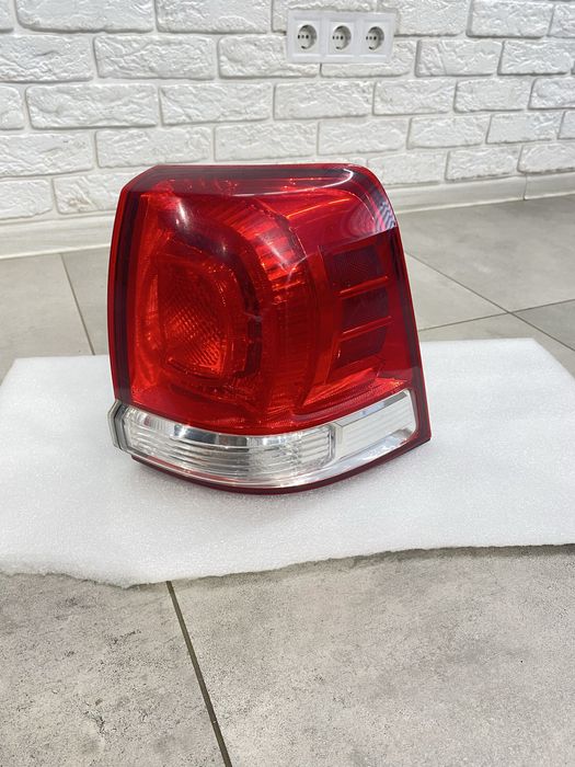 Задній ліхтар Toyota Land Cruiser 200 (2008–2011)