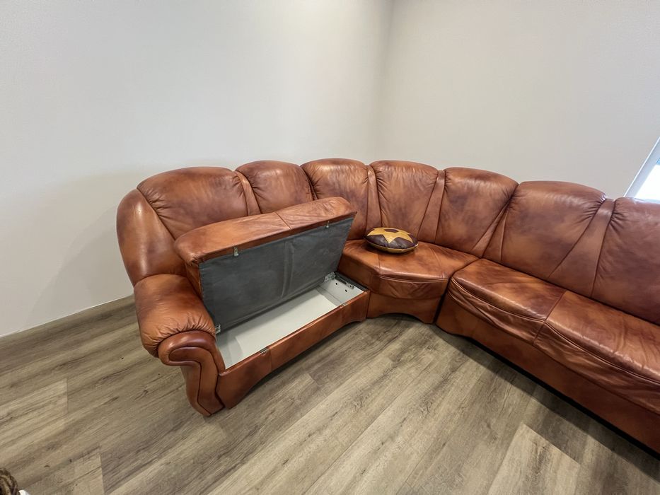 Кутовий шкіряний диван.