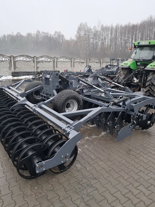 Brona talerzowa 5 metrów pół zawieszana wózek między wałem