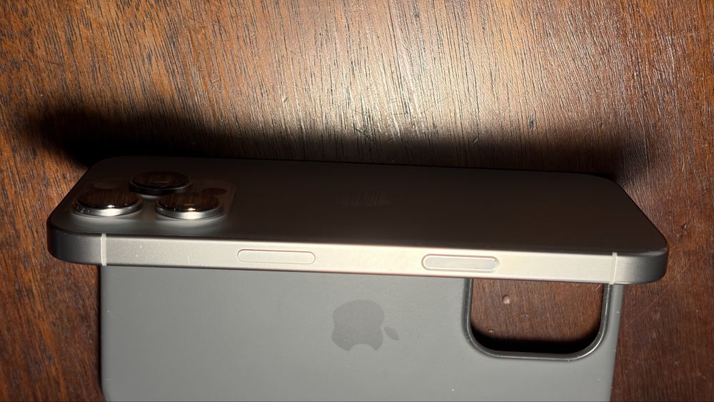 iPhone 16 Pro 128GB Titanium – Used, Minor Screen Scratches