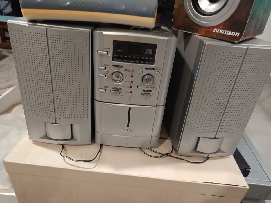 Aparelhagens e TVs e leitor de cassetes VHs e outro de DVD