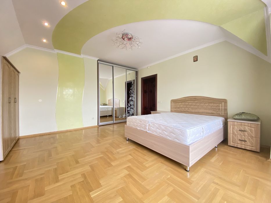 Просторий будинок з ремонтом, меблями та зручним розташуванням