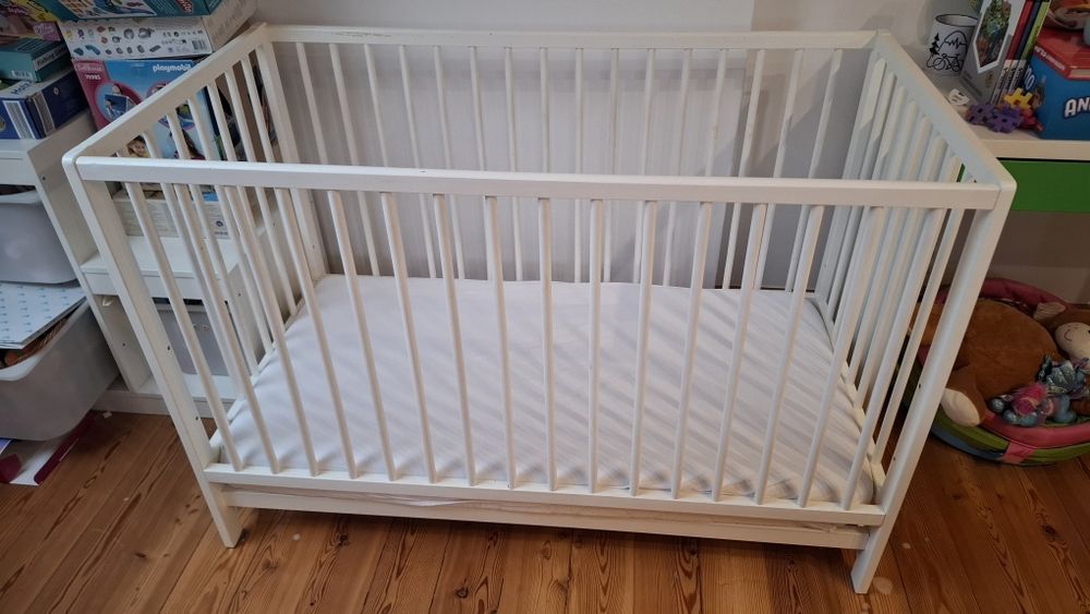 Łóżeczko dziecięce z materacem