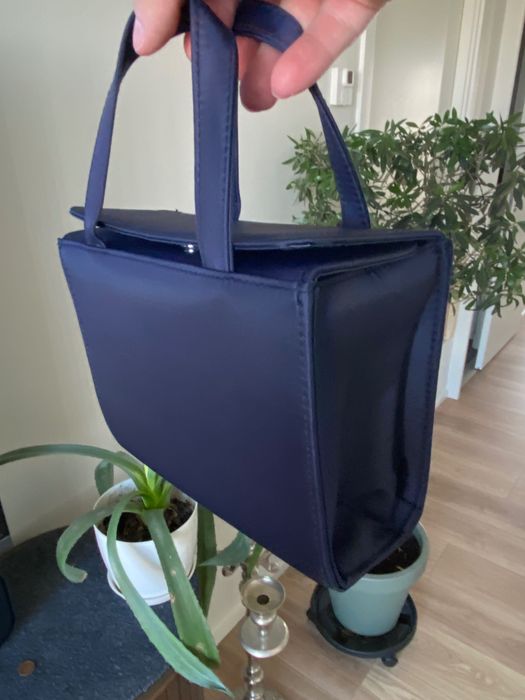 Kosmetyczka z usztywnianym dnem firmy Vichy. Nowa.