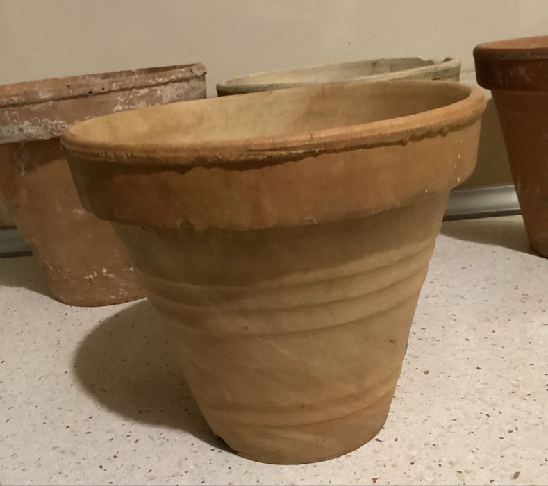 Stara donica ceramiczna z lat PRL