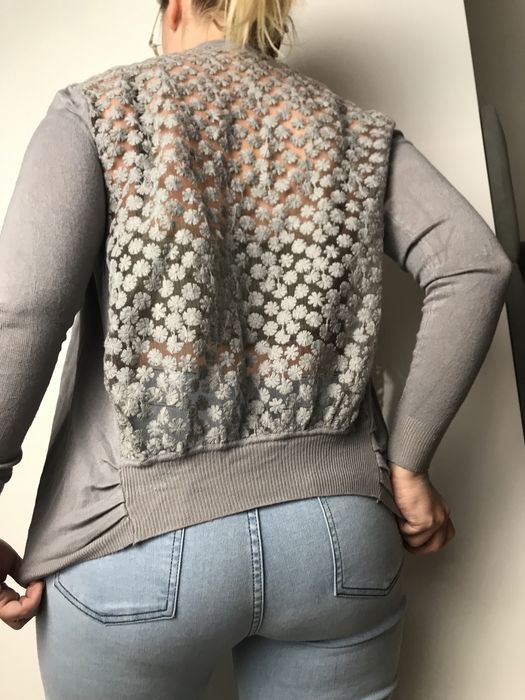 Szary sweterek z kwiatkami na plecach