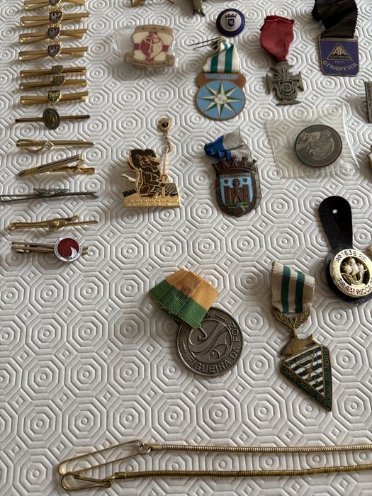 Medalhas crachas pins alfinetes