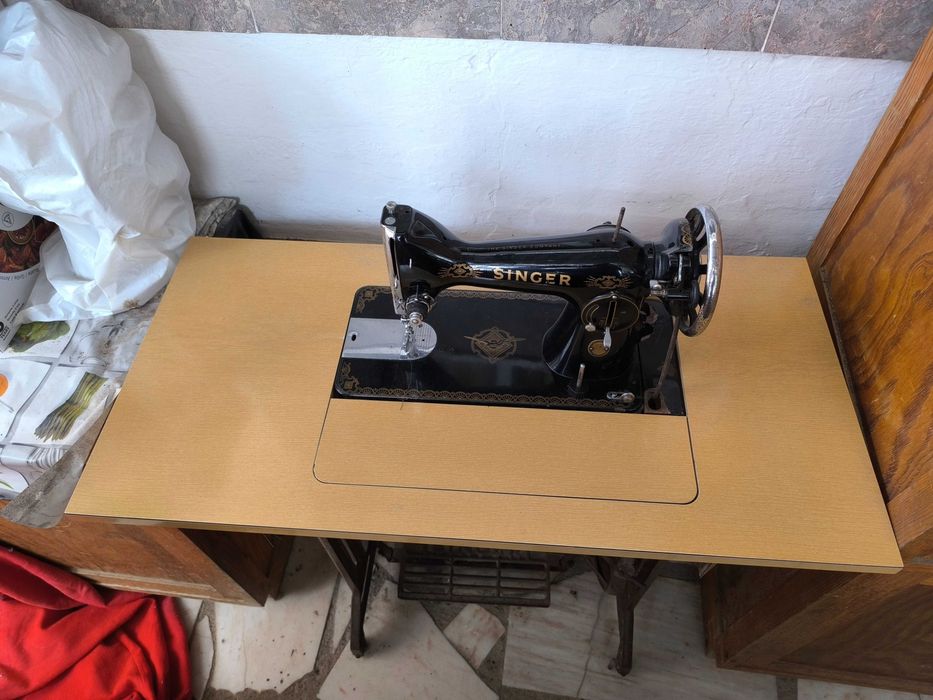 Máquina de cozer com mesa antiga