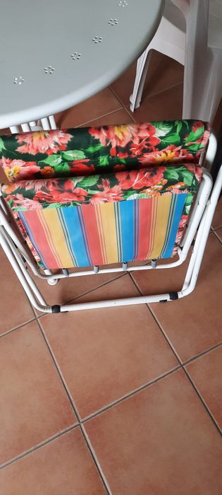 Cadeira vintage em tecido florido articulada