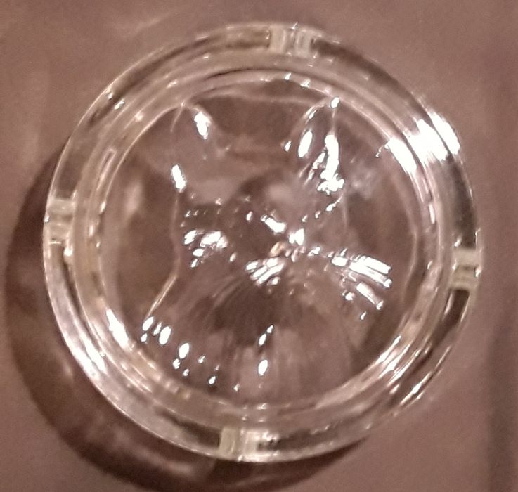 Cinzeiro em vidro branco transparente com gato no fundo