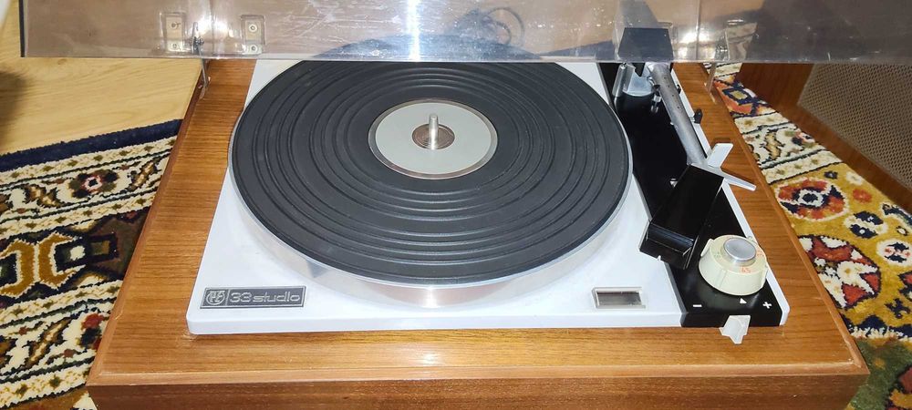 Gira discos PE 33 studio