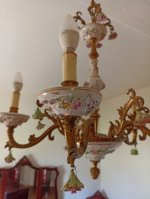 Lustre Clássico 5 Luzes em Metal Dourado e Porcelana Floral