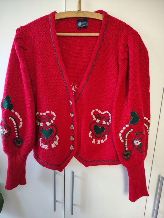 Czerwony sweter wełniany haftowane wzory regionalne metalowe guziki rozmiar L /44/46 model 1993r  Trachten/ Alpine