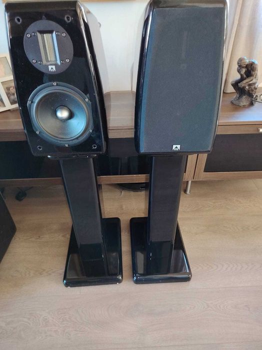 XTZ 99.26 Kolumny ze stendami.