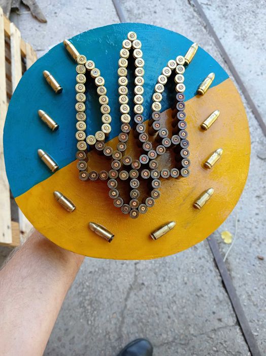 Державний Герб України вибитий на дереві з гільз.