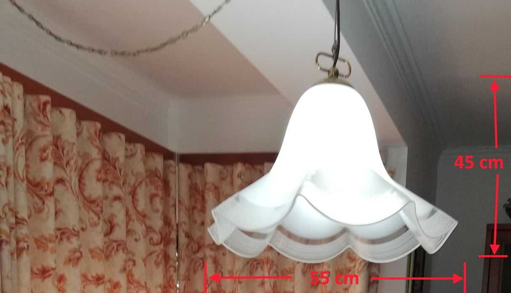 Lindo candeeiro de suspensão, em formato Tulipa de vidro leitoso