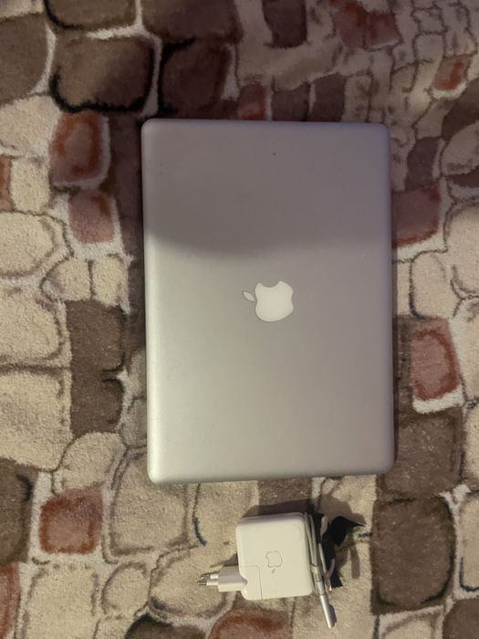 Apple MacBook 2008 року під відновлення або на запчастини