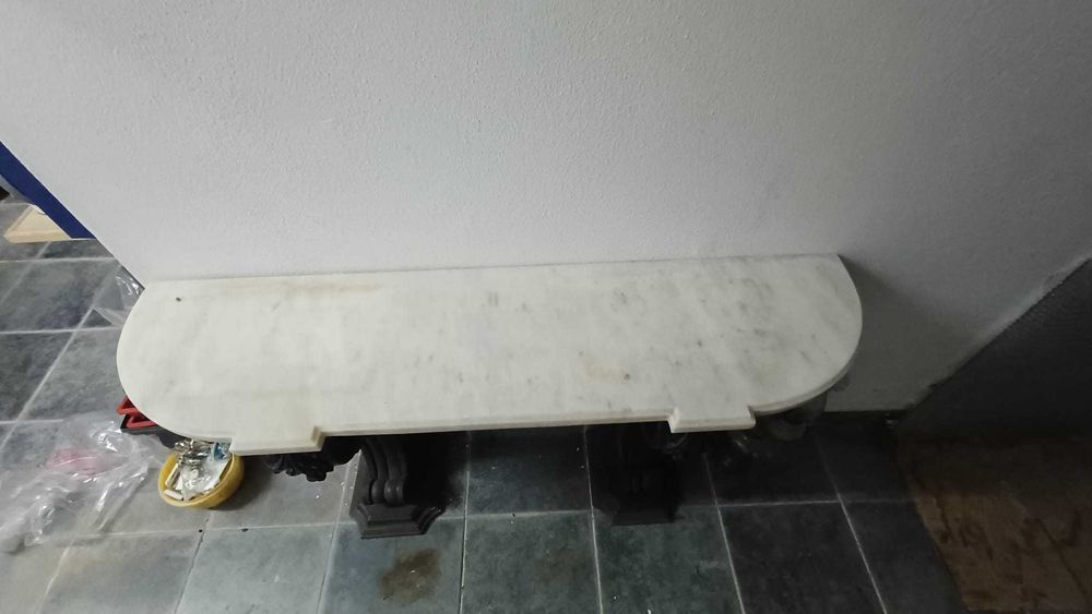 Consola de madeira nobre esculpida com tampo de mármore