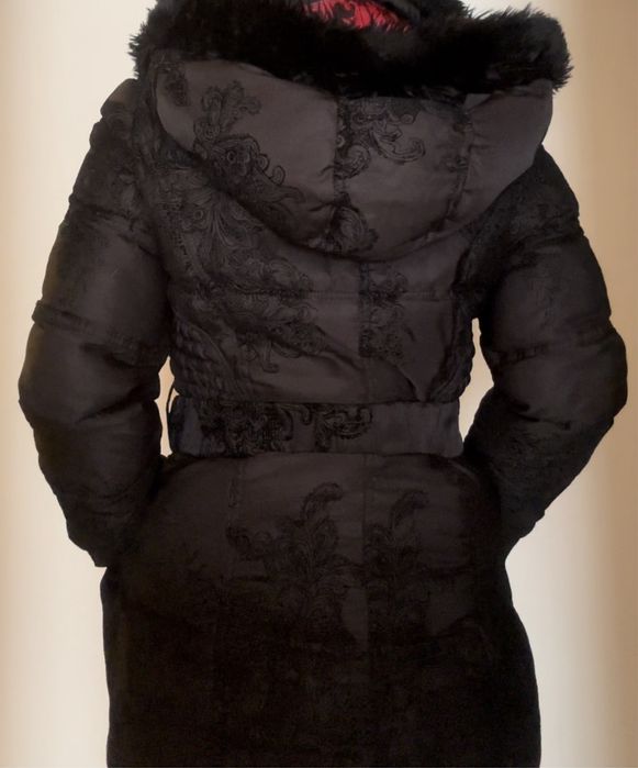 Sobretudo Desigual, impermeavel com capuz.