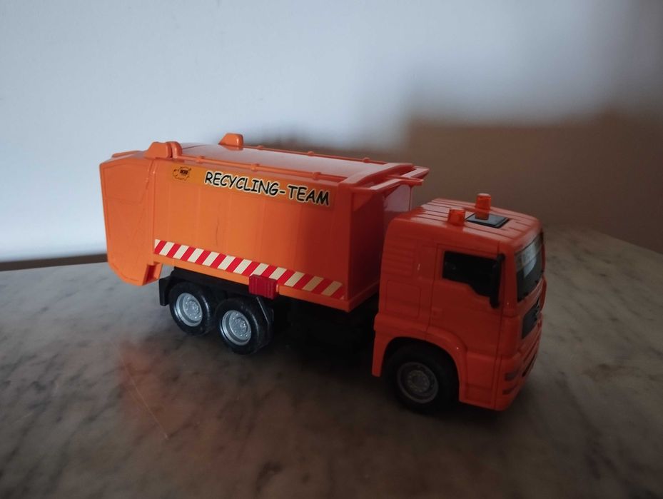 Carro do lixo em brinquedo.