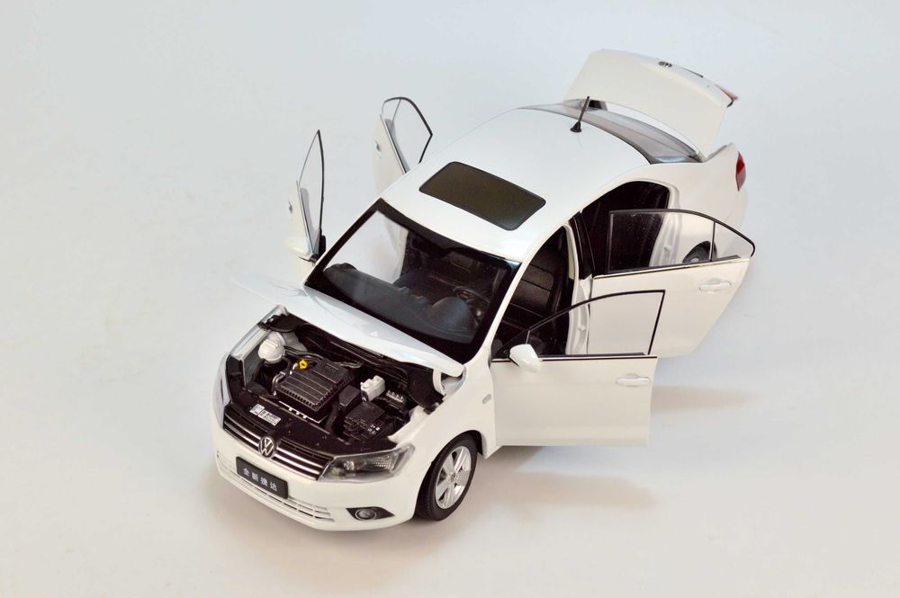 Модель автомобіля 1:18 Volkswagen Jetta 2013