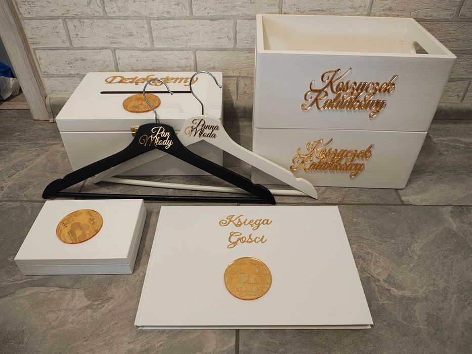 biały zestaw złote dodatki pudełko skrzynka wieszaki koszyki księga