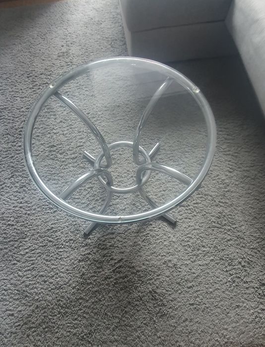 Mesa de centro com tampo de vidro e pernas inox