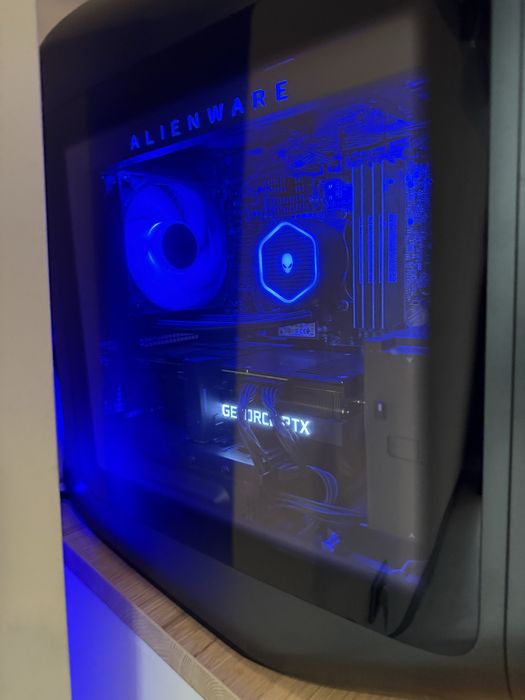 AlienWare R13 com periféricos e monitor