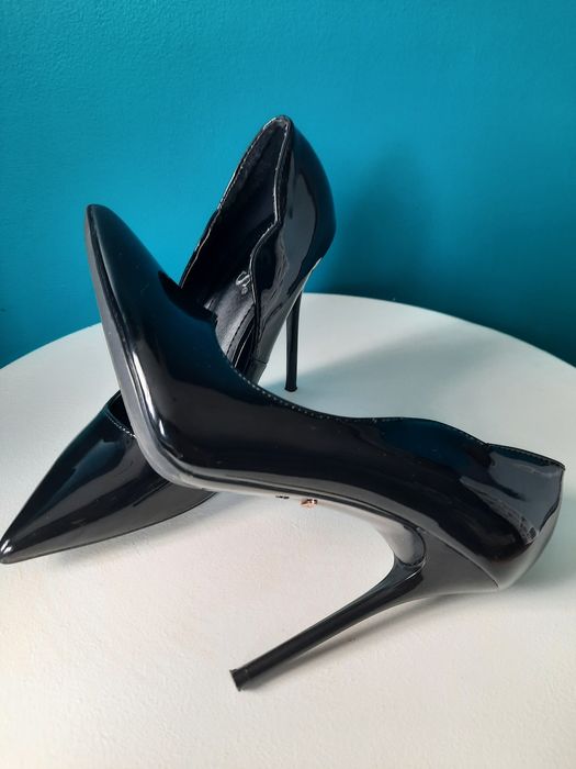 Czarne lakierowane szpilki