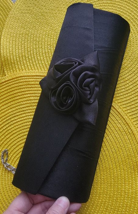 Czarna torebka wieczorowa satynowa kopertówka