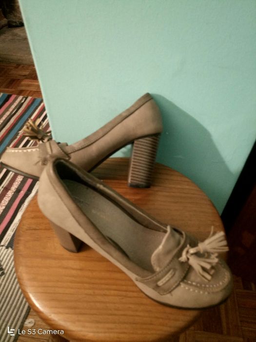 Sapatos salto alto, côr beje, camurça, como novos!