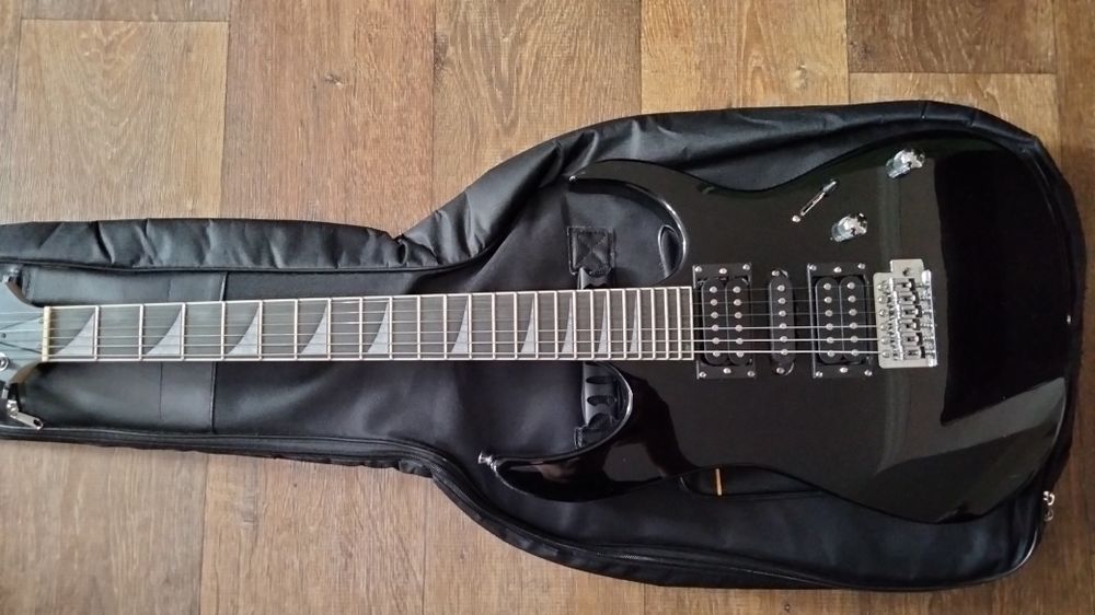 Электрогитара формы суперстрат