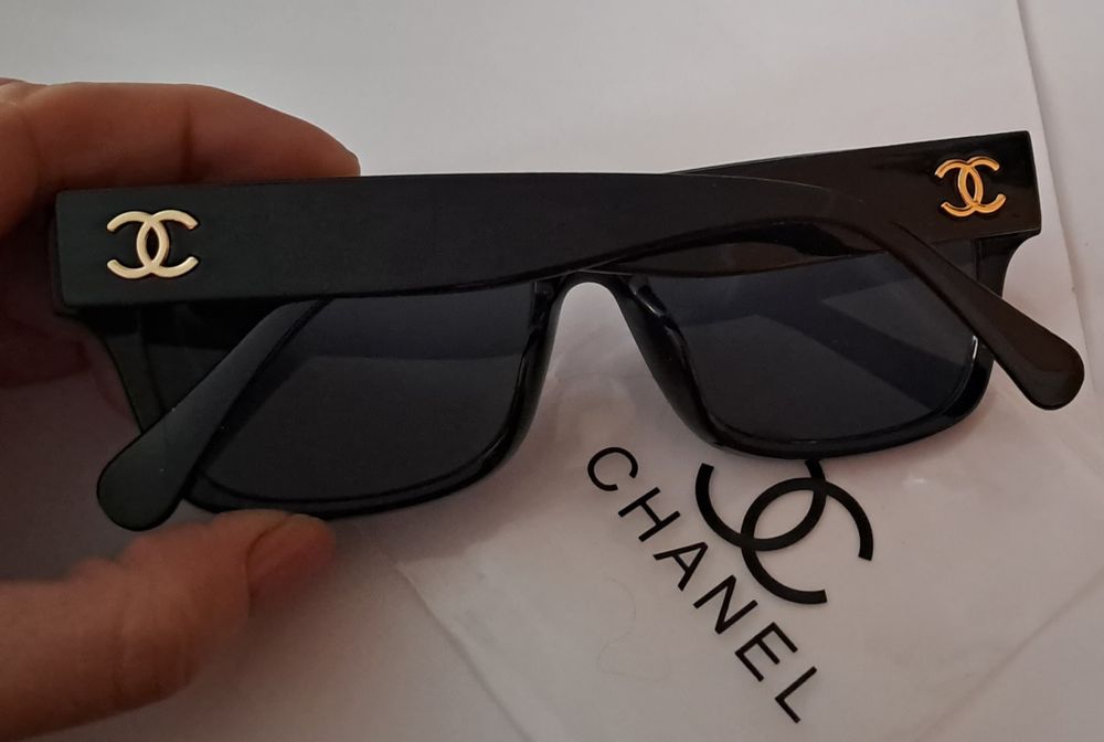 Nietuzinkowe, czarne okulary cc złote detale Cudo lv ysl