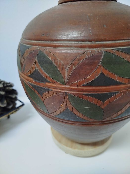 Pote decorativo étnico com tampa, em cerâmica, muito antigo