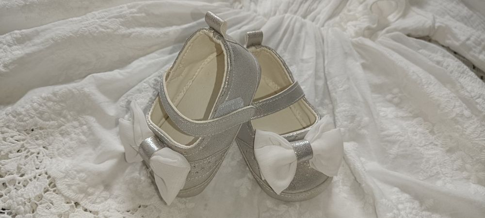 Skórzane buciki niemowlęce srebrne