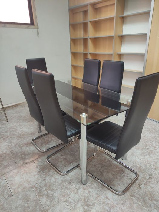 Mesa de vidro com 6 cadeiras
