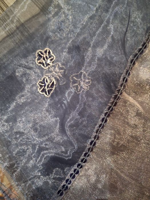 Vários lenços e echarpes