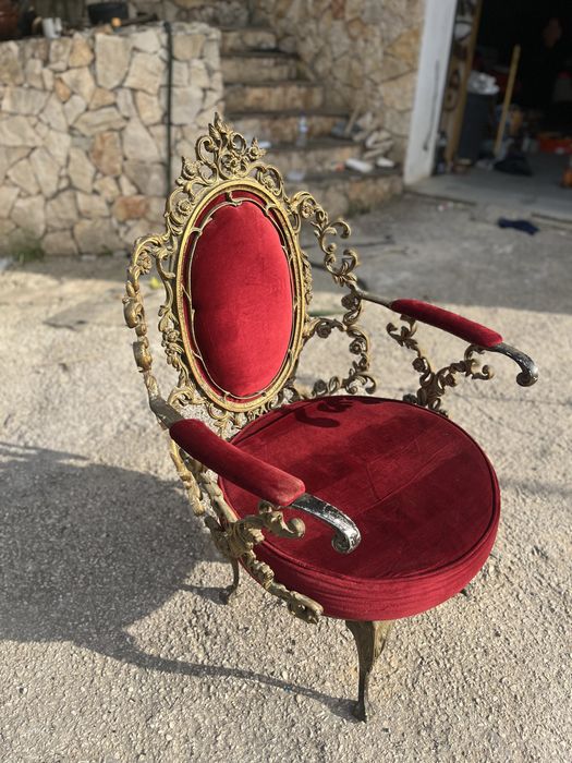 Poltrona Rococó Antiga em Veludo Vermelho e latão