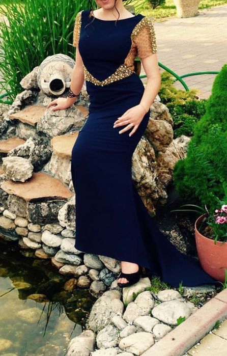 Вечірня сукня темно-синього кольору