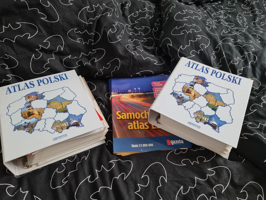 Dwa kompletne skoroszyty z Atlasem Polski oraz mapa europy