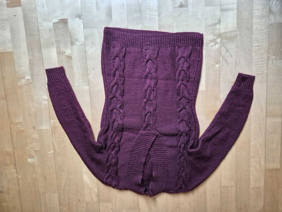 Ręcznie robiony na drutach sweter w warkocze