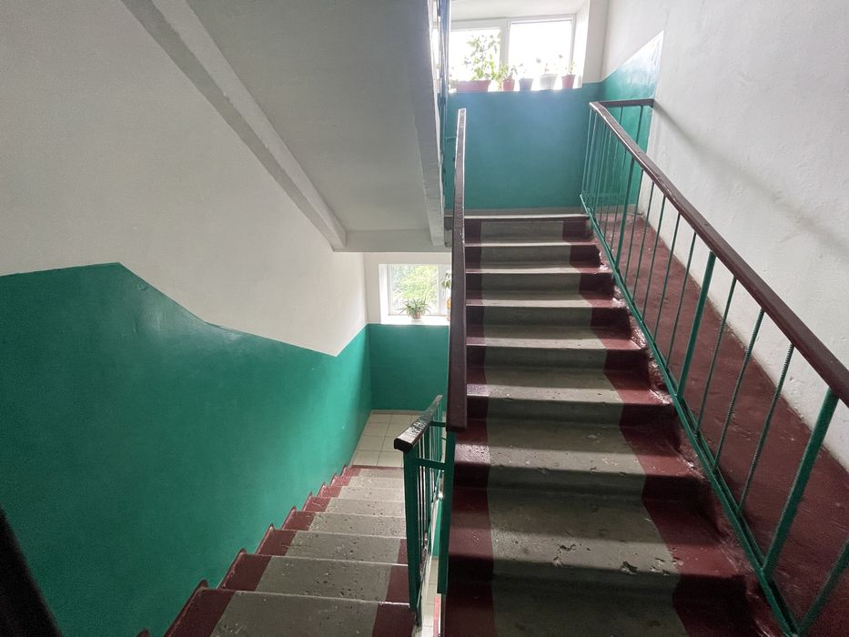 Простора сучасна квартира ! 3 поверх! Індивідуальне опалення!