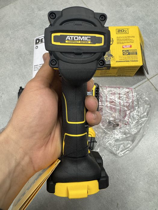 Комплект безщітковий гайковерт Dewalt DCF921 1/2 20v. 610Нм. USA