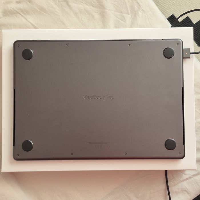 MacBook Pro 14" M5 24GB/1TB | 34 cykle | 100% bateria | Space Black | US | gwarancja Apple