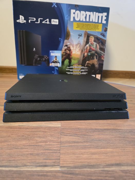 ZESTAW PS4 Pro 1TB + 3 Padv + 15 Gier Pudetkowych