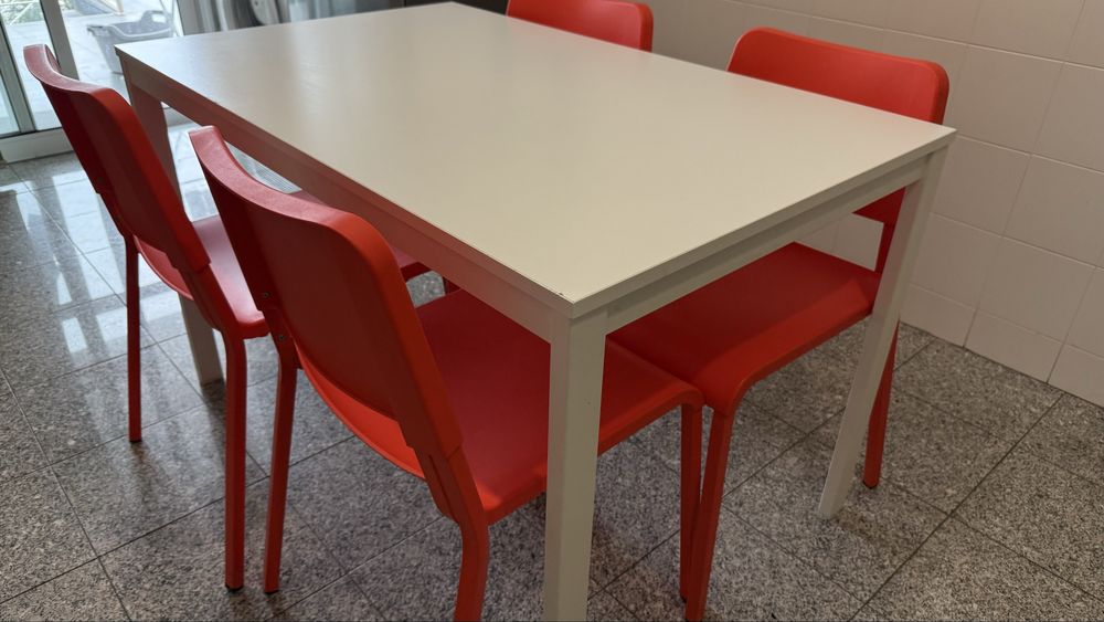 Mesa ikea Refeicao extenssivel  + 4 cadeiras