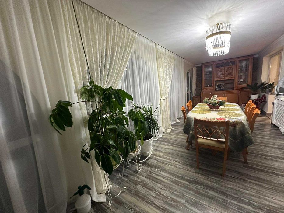 Продається сучасний 1,5-рівневий будинок у с. Барвінок