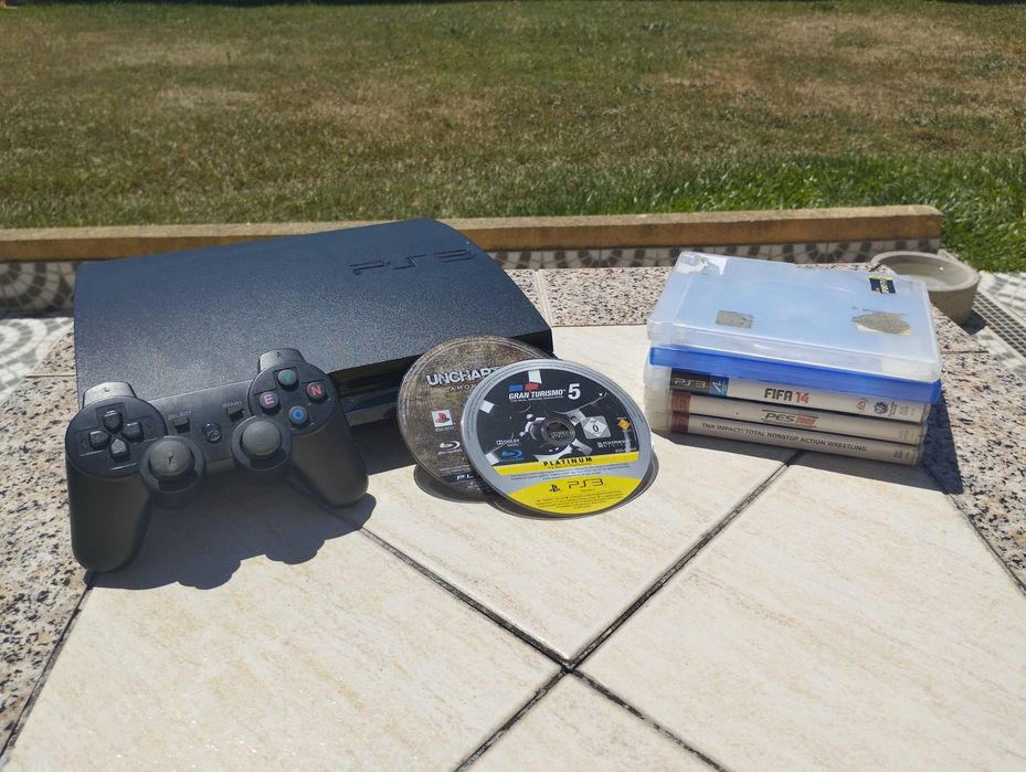 Consola PS3 Slim (320GB) + Comando + Pack de 5 Jogos Físicos