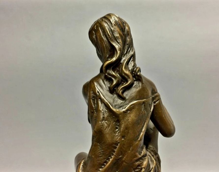 Estátua em Bronze " Mulher Sentada"