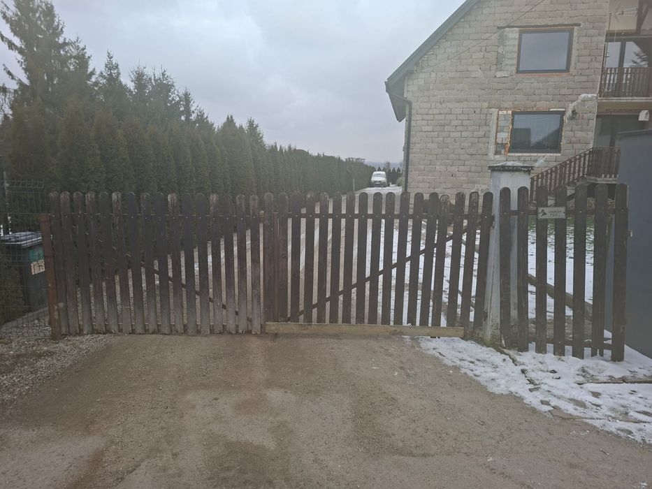 Używana brama drewniana 415 cm + furtka 96 cm – balaski